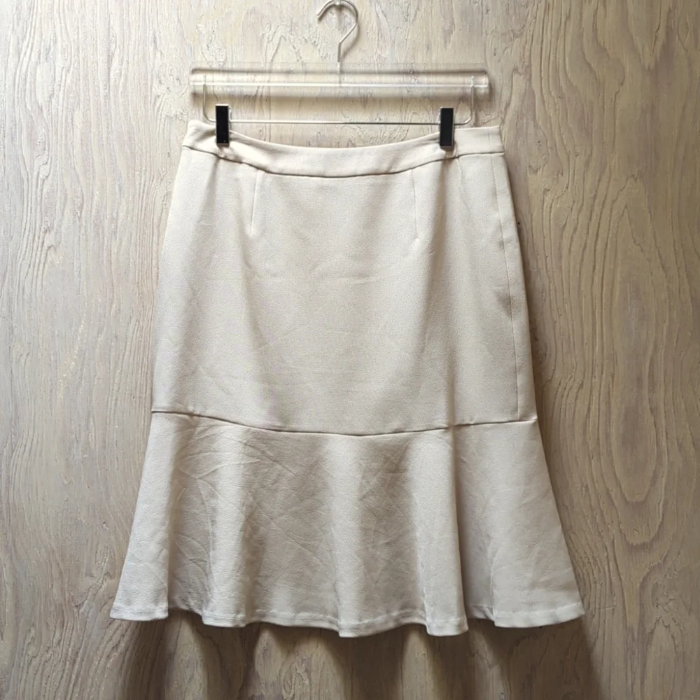 Le Suit Crepe Flounce Beige Skirt size 8
